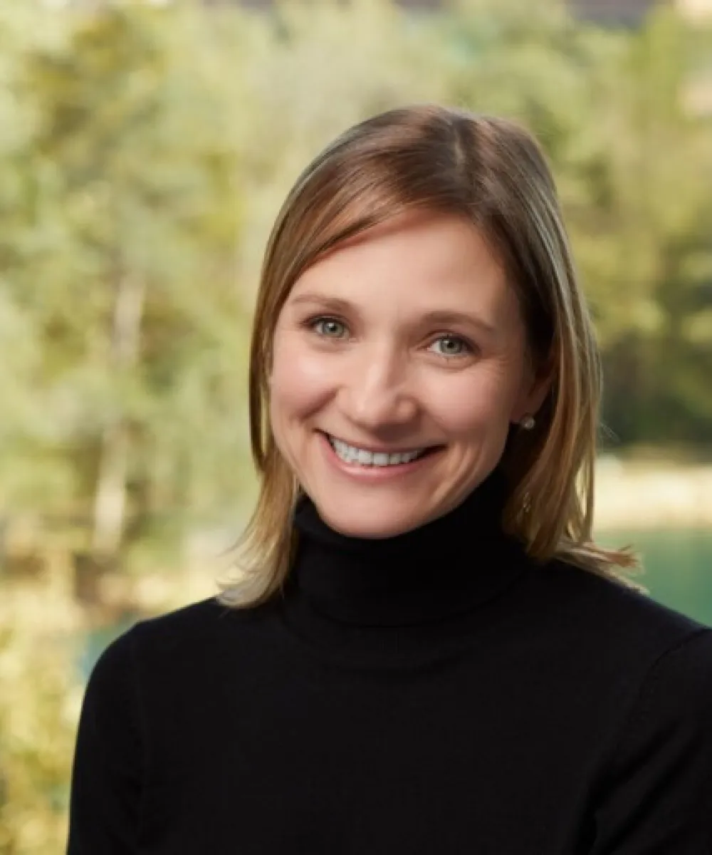 Caroline Decker headshot